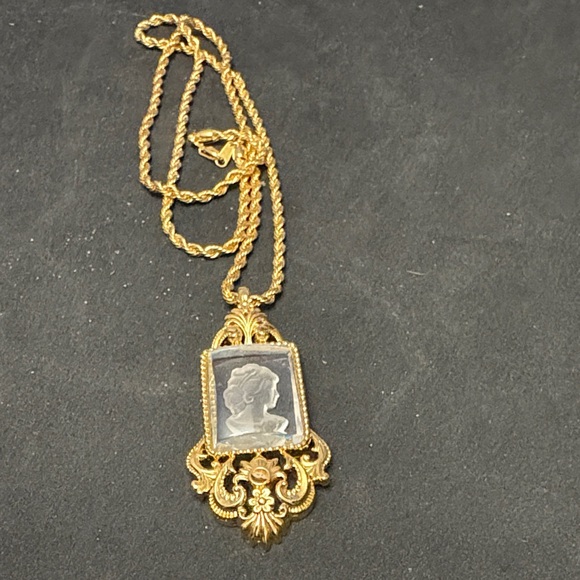 Edgar Berebi Jewelry - Elegant Gold Colour Signed Edger Berebi Cameo Pendant Necklace (Rare And Unique)